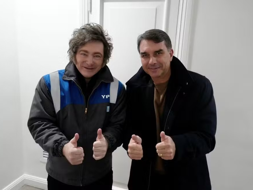 Javier Milei em foto publicada com Flávio Bolsonaro nesta segunda (29)